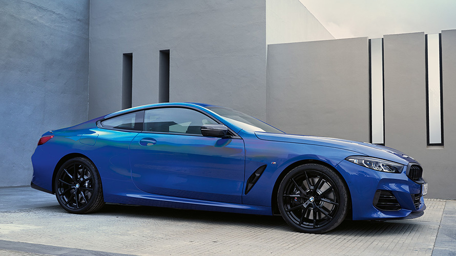 BMW Serija 8 Coupé (G15) tročetvrtinski prednji prikaz parkiranog vozila BMW Serija 8 Coupé (G15) tročetvrtinski prednji prikaz parkiranog vozila