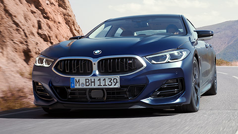 BMW 8 Series Gran Coupé (G16) tročetvrtinski prikaz vozila u pokretu otpozadi