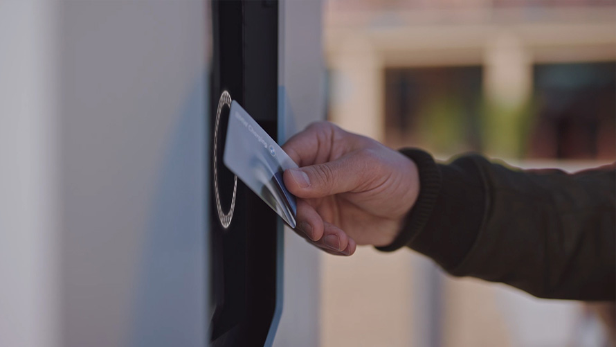 BMW iX i20 2021 električni SUV javni punjač Video