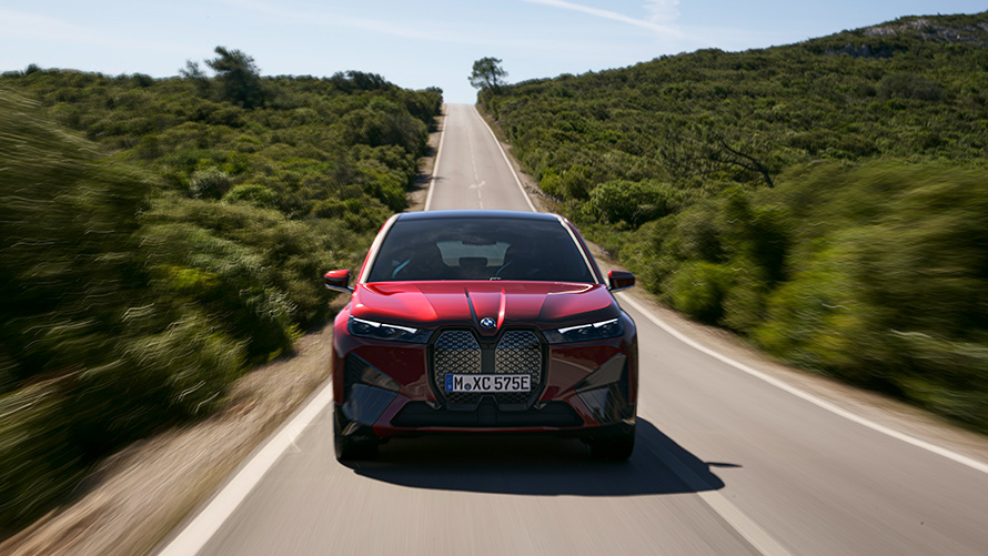 BMW iX i20 2021 električni SUV BMW iX xDrive50 Aventurin crvene boje na ulici