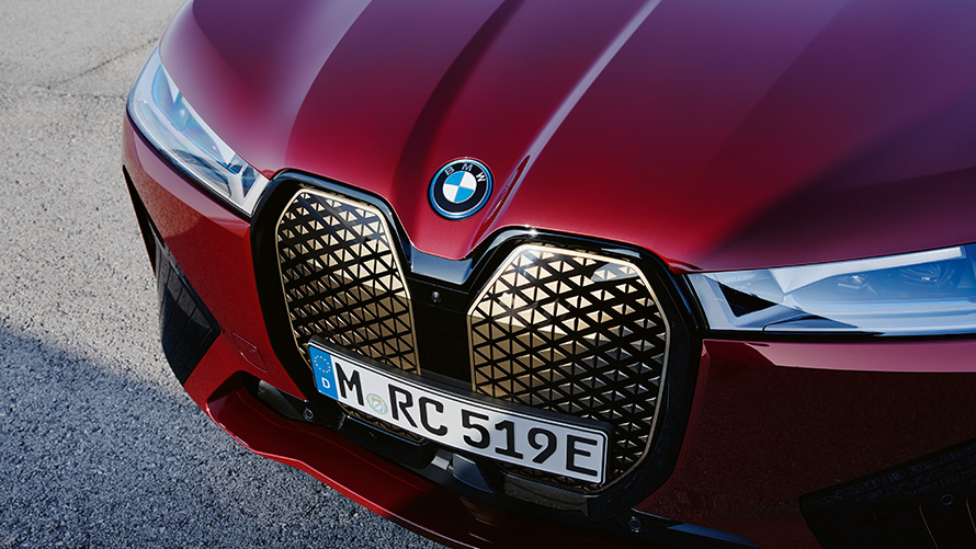 BMW iX i20 2021 električni SUV BMW iX xDrive50 Aventurin crvene boje prednji prikaz spolja&scaron;njosti Shy Tech prednja re&scaron;etka