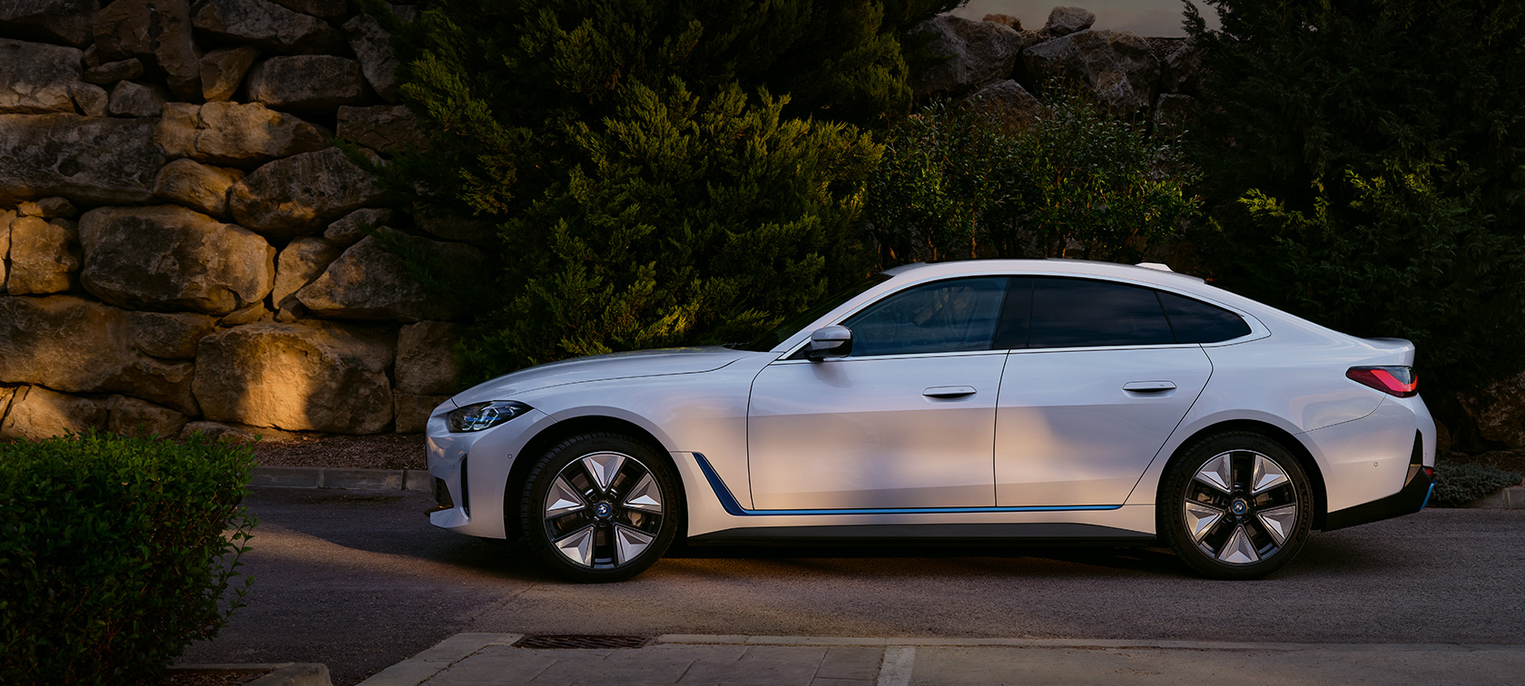 BMW i4 eDrive40 G26 2021 Mineral bela boja, bočni prikaz parkiranog vozila