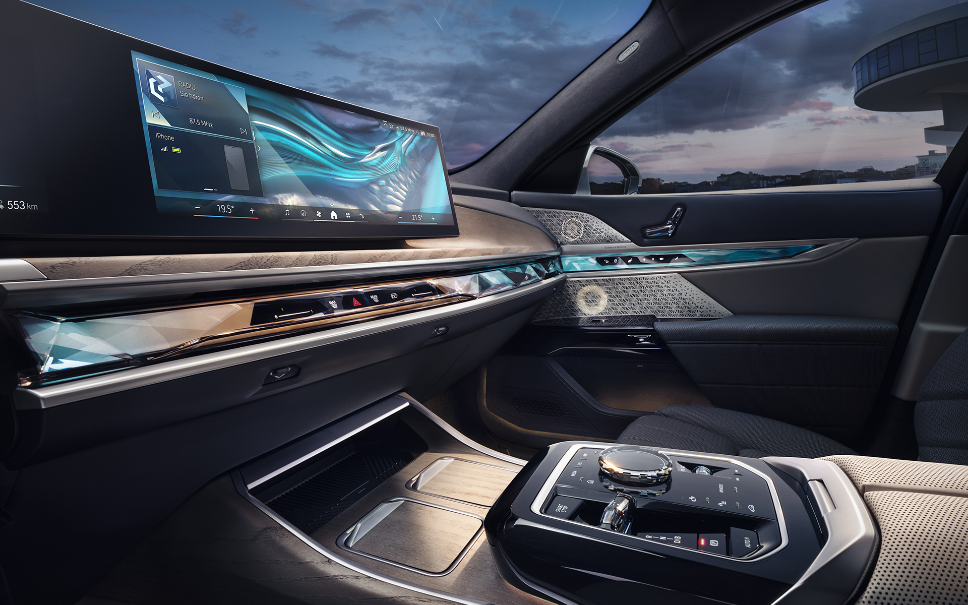 Instrument tabla i Interaction Bar (traka za interakciju) BMW i7 Sedan G70 unutrašnjost Instrument tabla i Interaction Bar (traka za interakciju) Osvetljena traka za kontrolu osetljiva na dodir BMW i7 Sedan G70 unutrašnjost