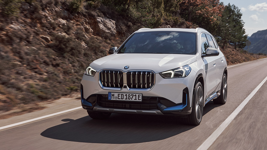 BMW iX1 U11 prva generacija tročetvrtinski pogled spreda na putu BMW Serije X BMW iX1 U11 prva generacija tročetvrtinski pogled spreda na putu