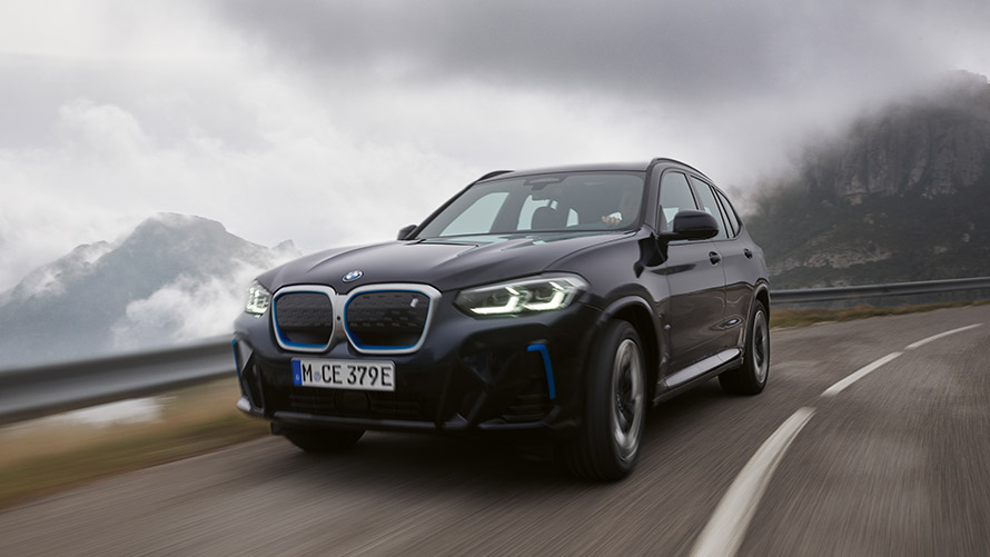 BMW iX3 G08 prva generacija pogled spreda u vožnji BMW i serija BMW iX3 G08 prva generacija pogled spreda u vožnji