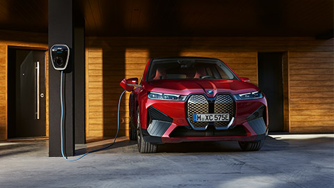 BMW iX pogled spreda na stanici za punjenje BMW i serija BMW iX pogled spreda na stanici za punjenje