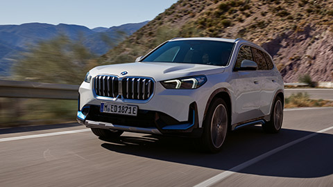 BMW iX1 U11 bočni prikaz u vožnji BMW Serije X BMW iX1 U11 bočni prikaz u vožnji