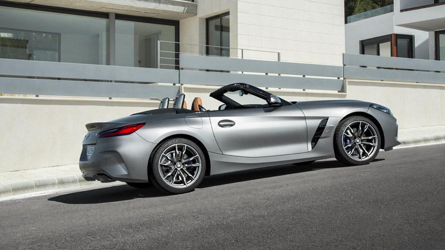 BMW Z4 M40i Roadster G29 bočni prikaz vozila ispred zgrade BMW Z4 M40i Roadster G29 bočni prikaz vozila ispred zgrade