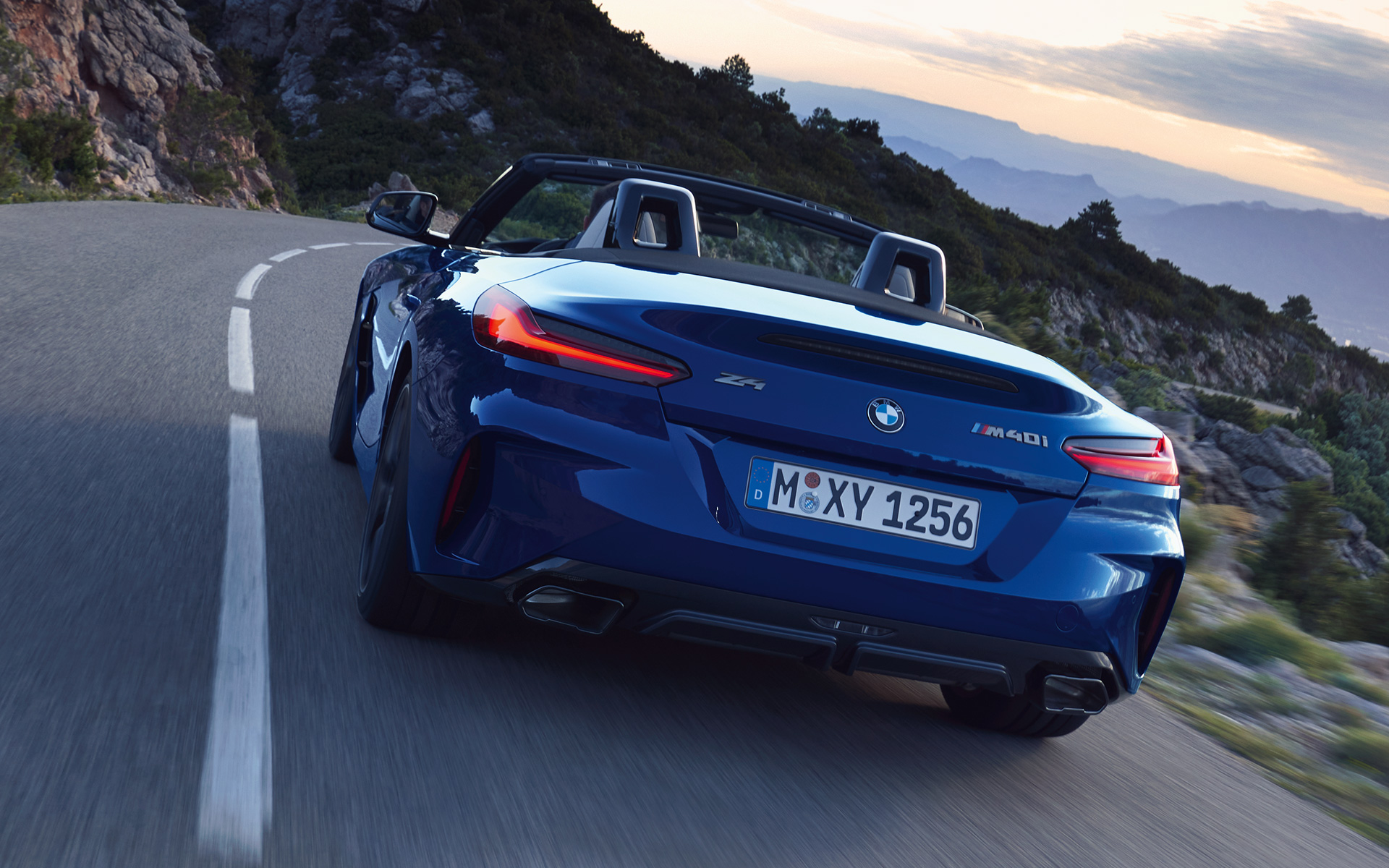 BMW Z4 M40i G29 Portimao plave sportske boje tročetvrtinski prednji prikaz BMW Z4 M40i G29 2022 Portimao plave sportske boje tročetvrtinski prednji prikaz