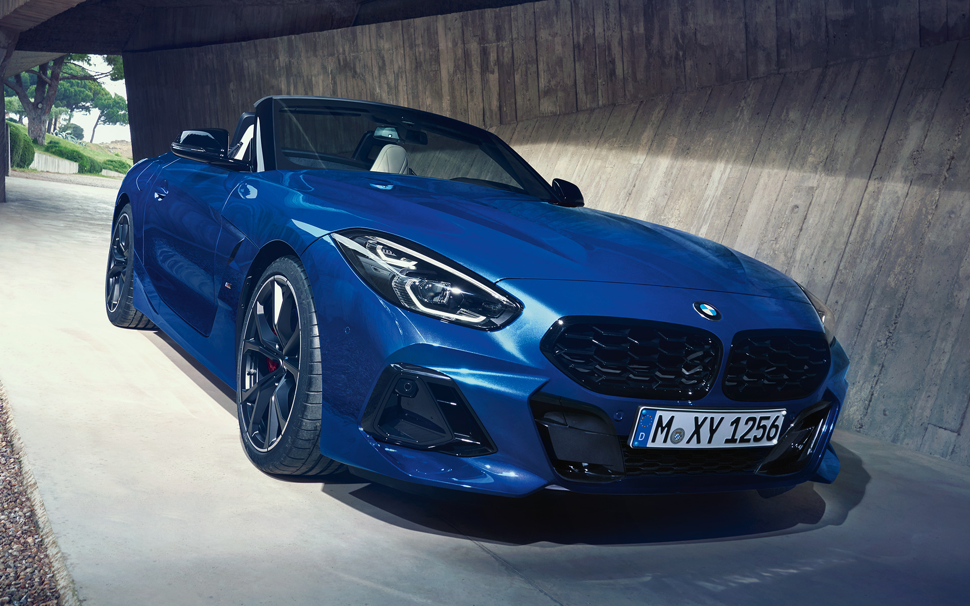 BMW Z4 M40i G29 Portimao plave boje pogled odozgo sa otvorenim mekanim krovom BMW Z4 M40i G29 2022 Portimao plave boje pogled odozgo sa otvorenim mekanim krovom