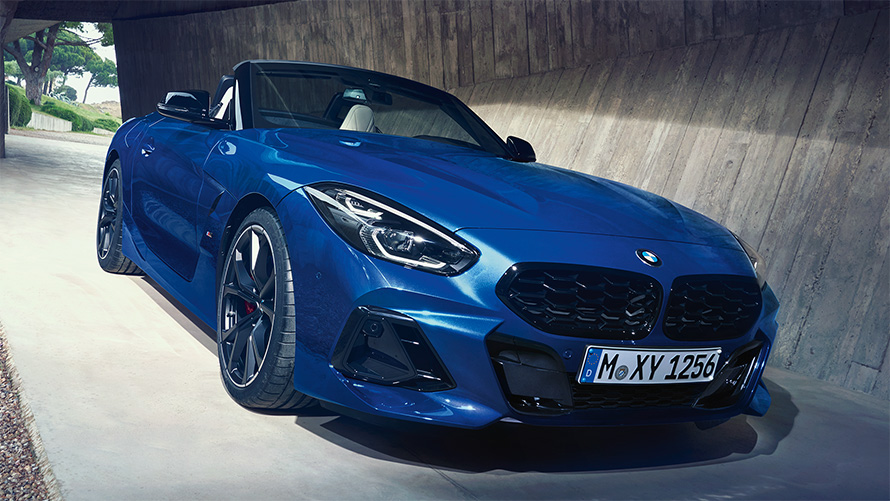 BMW Z4 M40i G29 2022 Portimao plave boje pogled odozgo sa otvorenim mekanim krovom