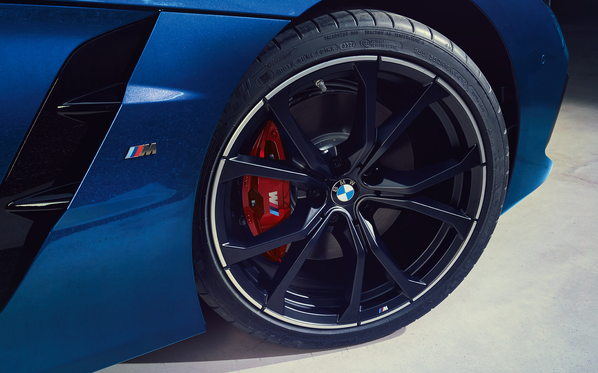 BMW Z4 M40i G29 Portimao plave boje ukrasni elementi izduvne cevi slobodnog oblika BMW Z4 M40i G29 2022 Portimao plave boje ukrasni elementi izduvne cevi slobodnog oblika