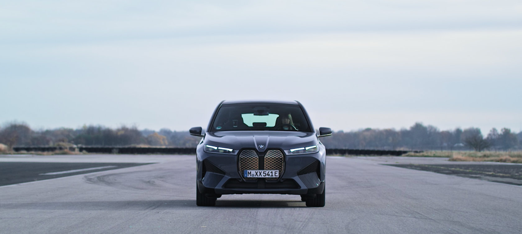 Launch Control funkcija (kontrola optimalnog starta) BMW M IconicSounds Electric BMW iX M60 i20 2022 Oxide sive metalik boje Video BMW iX M60 i20 2022 Oxide sive metalik boje Režim ubrzane vožnje SPORT+ Launch Control funkcija (kontrola optimalnog starta) Start BMW M IconicSounds Electric Video