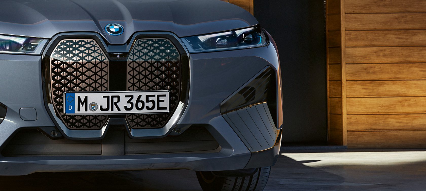 BMW iX M60 i20 2022 električni SUV električni automobil Oxid sive metalik boje bliži prednji prikaz vertikalne BMW prednje rešetke BMW iX M60 i20 2022 električni SUV električni automobil Oxid sive metalik boje bliži prednji prikaz vertikalne BMW prednje rešetke