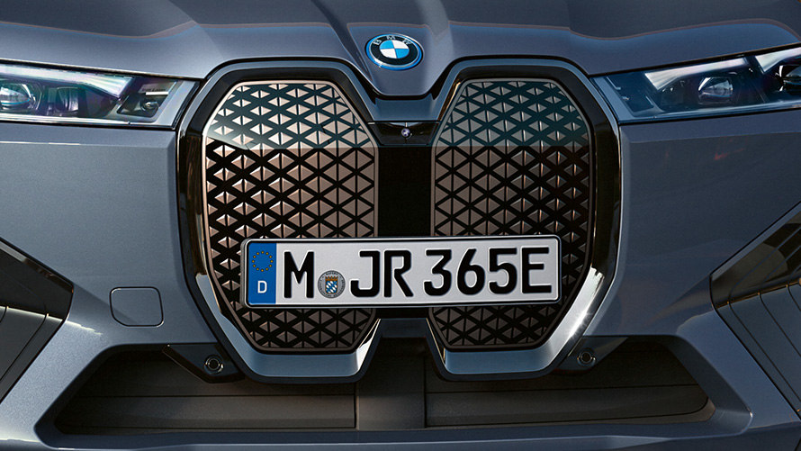 Shy Tech BMW prednja rešetka BMW iX M60 i20 2022 električni SUV BMW Individual Storm Bay metalik BMW iX M60 i20 2022 električni SUV BMW Individual Storm Bay metalik prednji prikaz vertikalne BMW prednje rešetke Shy Tech (stidljiva tehnologija)