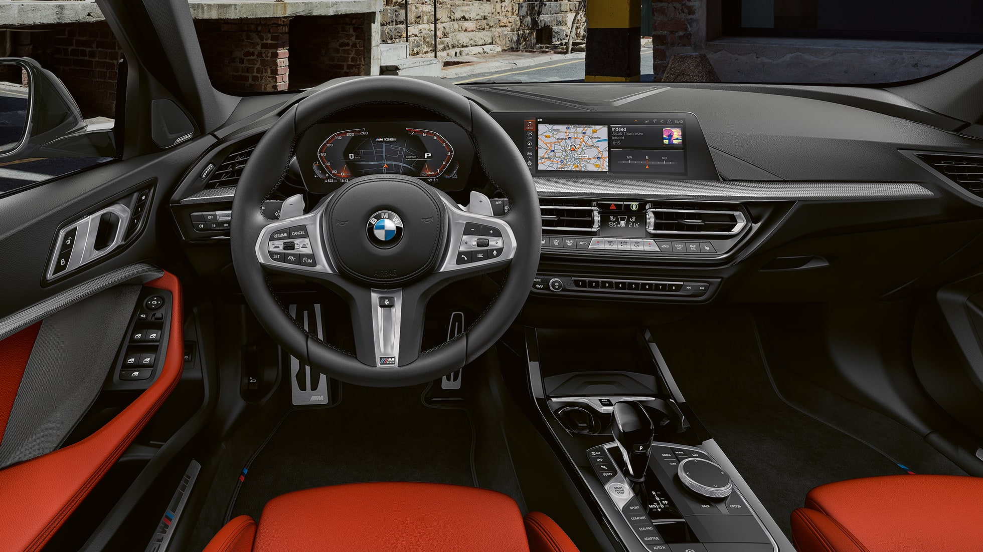BMW M135i xDrive, enterijer. BMW M135i xDrive enterijer sa M kožnim volanom i M Sport sedištima.