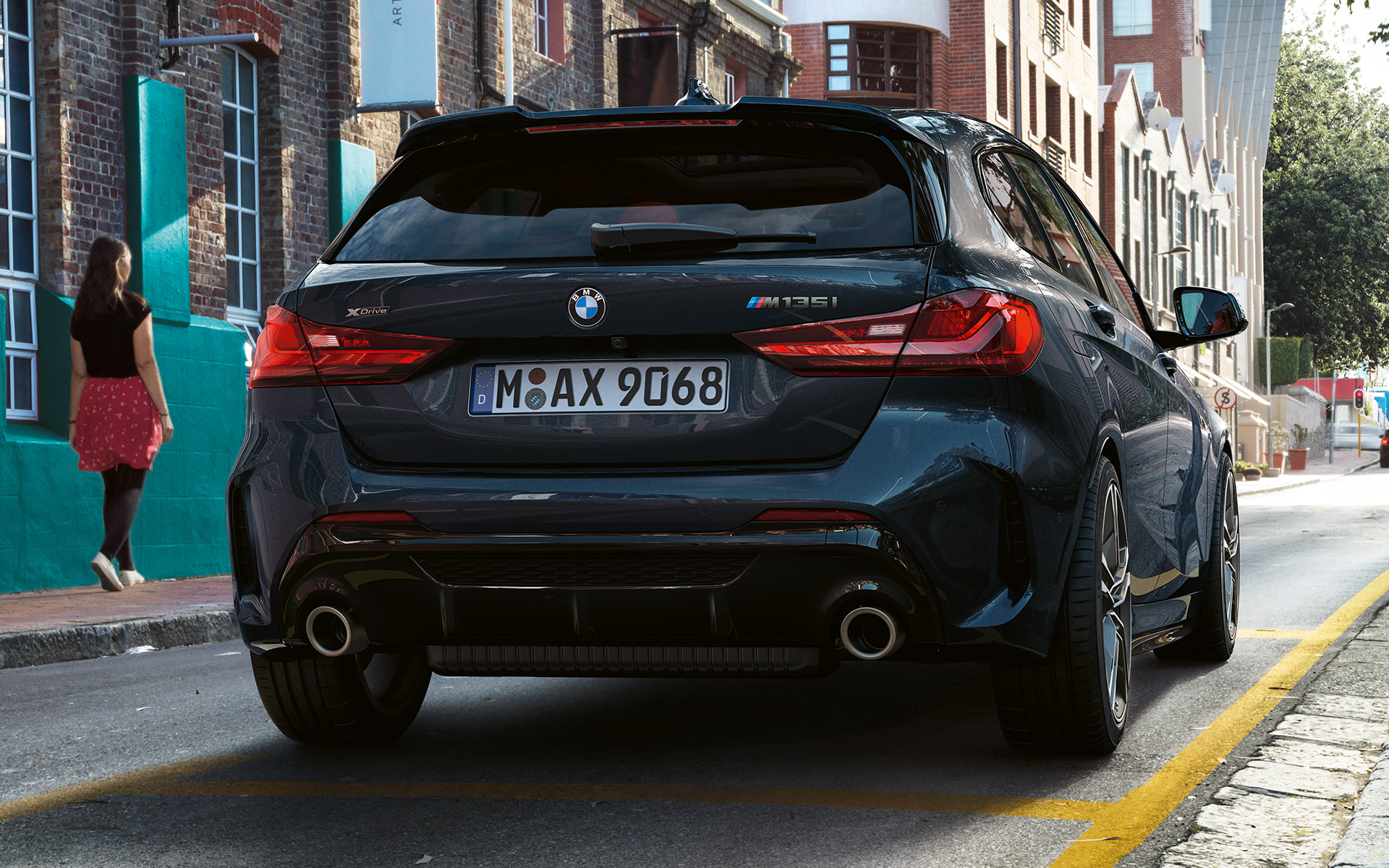 BMW M135i xDrive (F40) u Black Sapphire metalik boji, zadnji prikaz parkiranog vozila