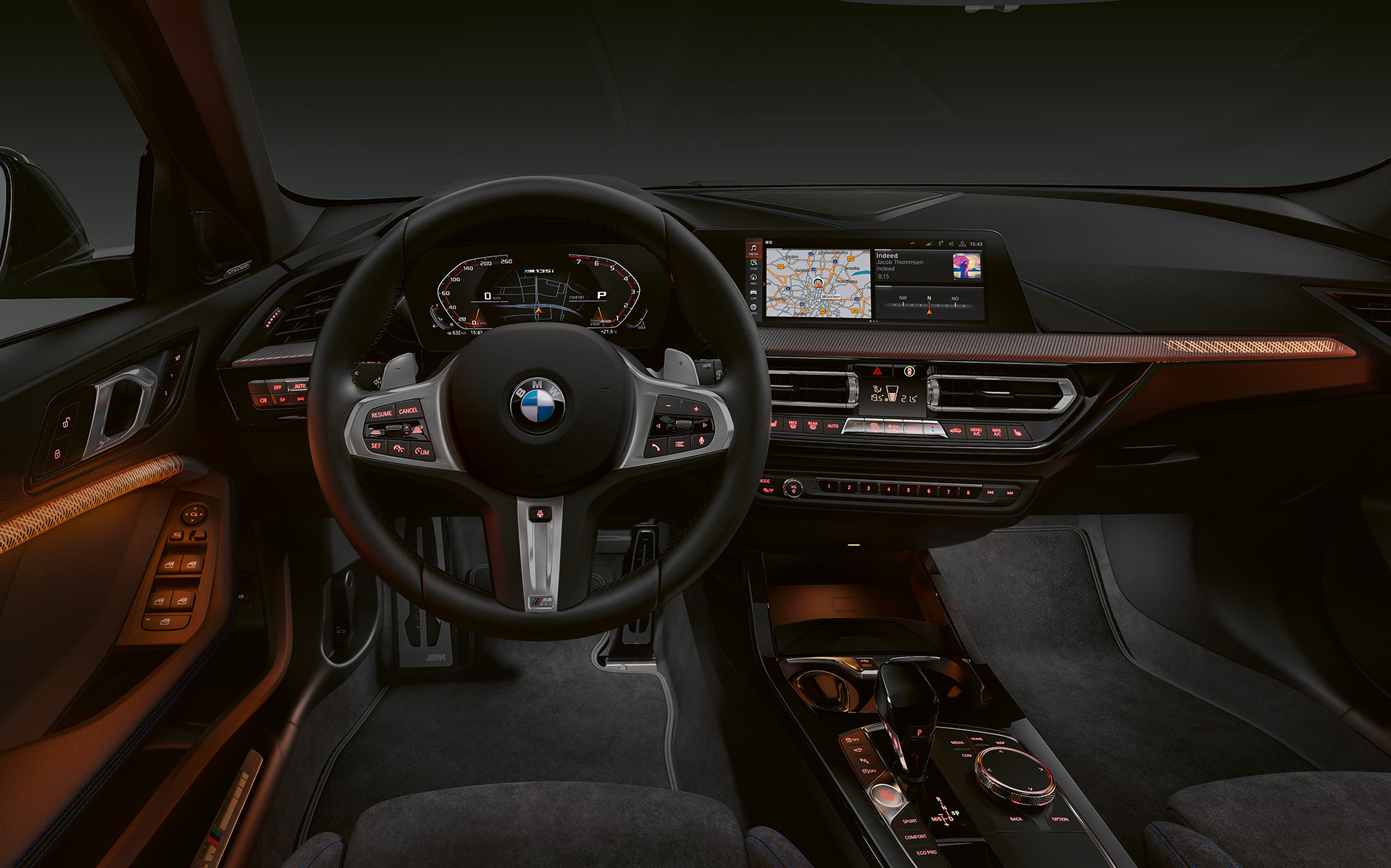 BMW M135i xDrive (F40) vrhunski enterijer s osvetljenim ukrasnim elementima