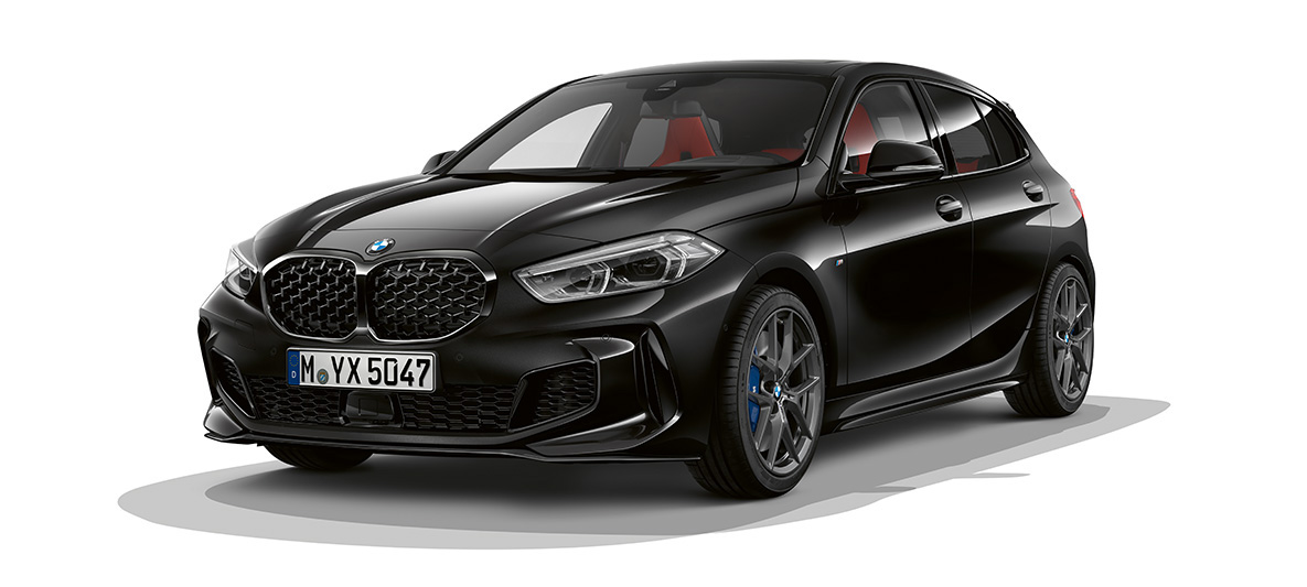 BMW M135i xDrive (F40) M Performance paket BMW M135i xDrive (F40) Black Sapphire metalik boje, M Performance paket, tročetvrtinski prednji prikaz
