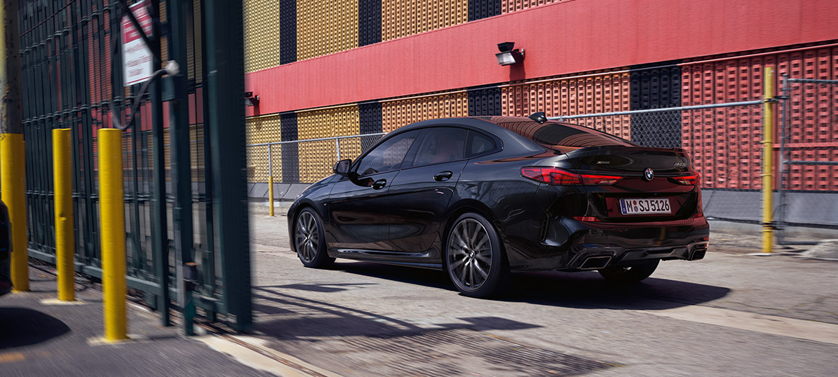 M Performance paket BMW M235i xDrive Gran Coupé M Performance paket BMW M235i xDrive Gran Coupé boja Black Sapphire metalizirana F44 tročetvrtinski pogled sa strane