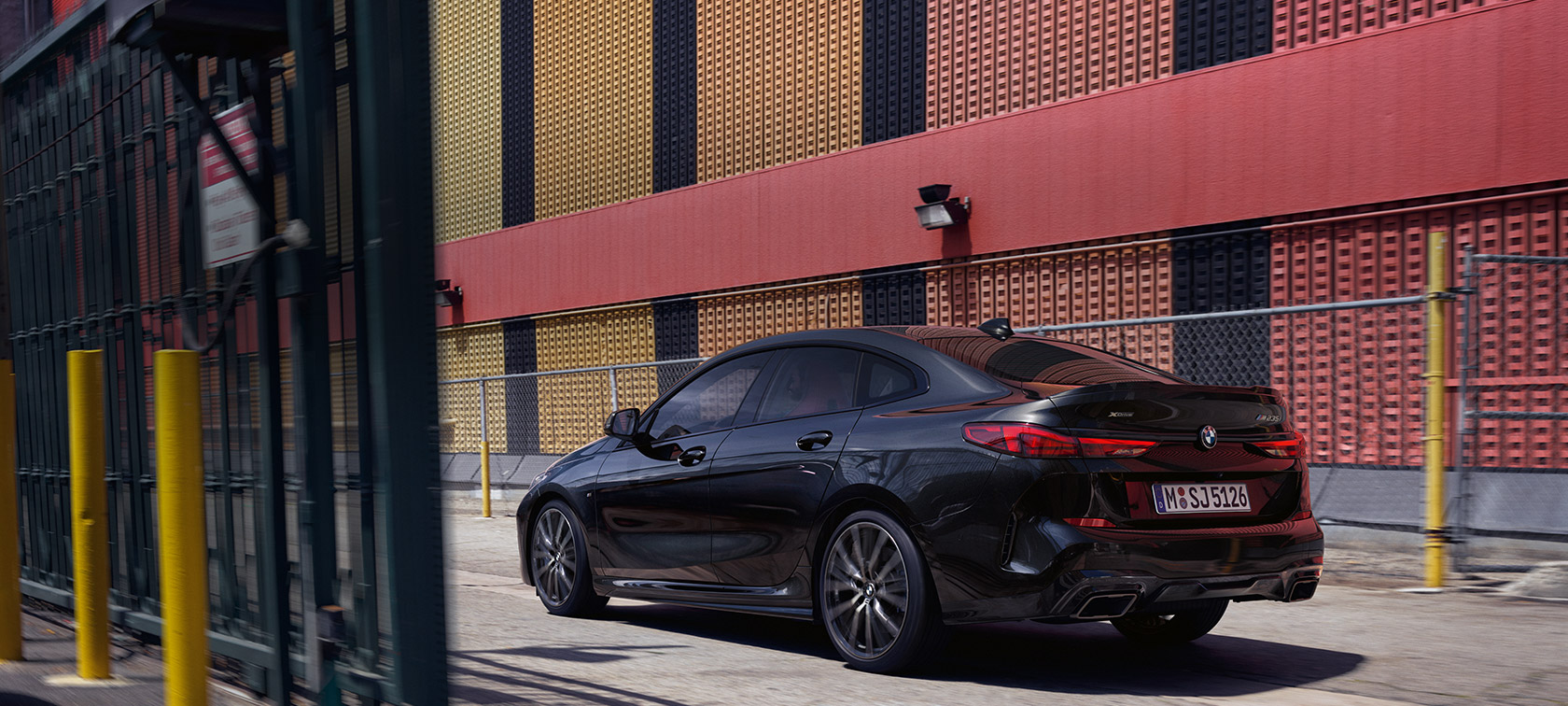 BMW M235i xDrive Gran Coupé tročetvrtinski pogled sa strane BMW M235i xDrive Gran Coupé boja Black Sapphire metalizirana F44 tročetvrtinski pogled sa strane