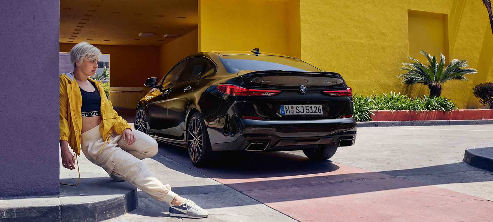 BMW M235i xDrive Gran Coupé tročetvrtinski pogled otpozadi BMW M235i xDrive Gran Coupé boja Black Sapphire metalizirana F44 tročetvrtinski pogled otpozadi