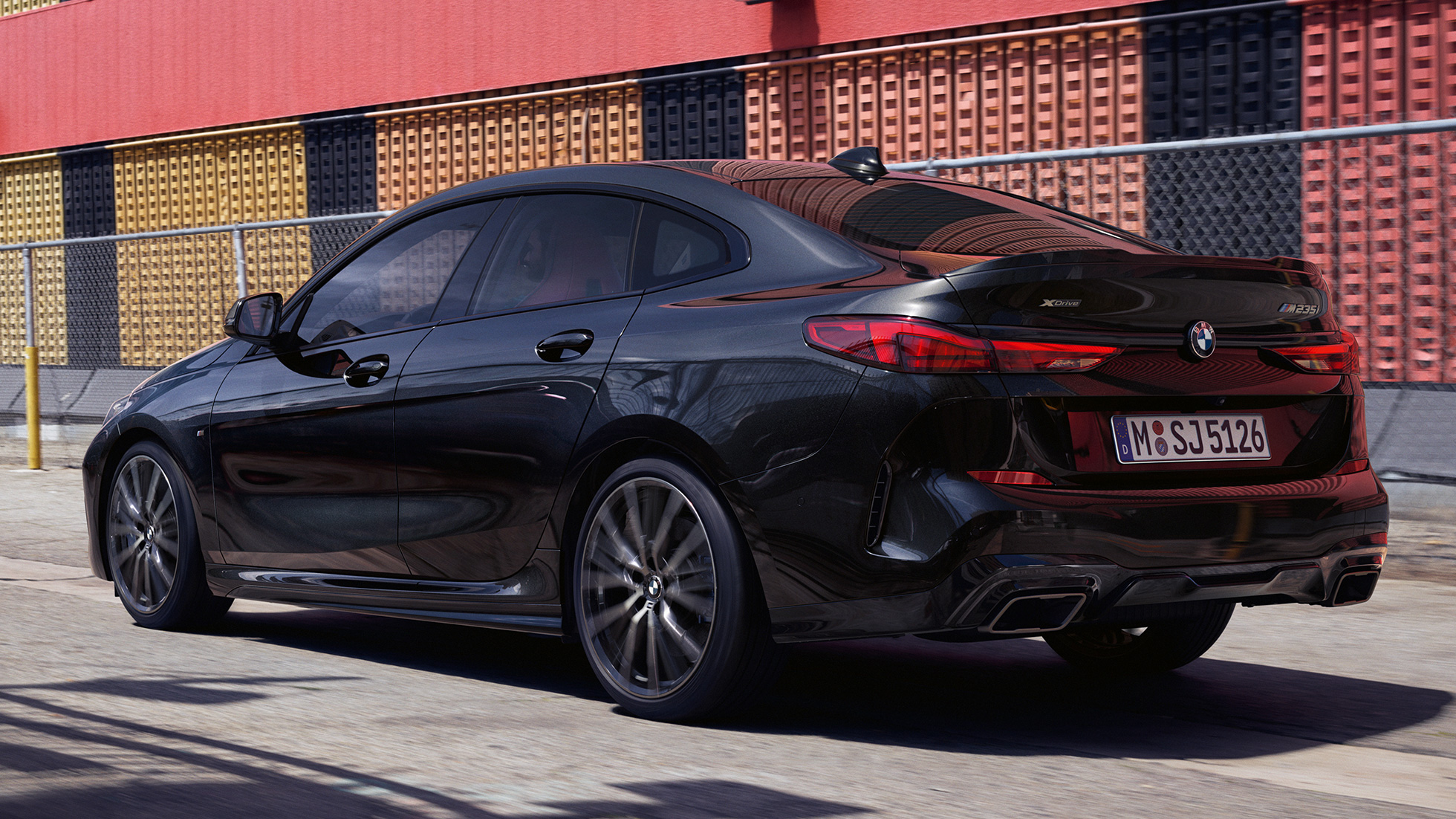 BMW M235i xDrive Gran Coupé tročetvrtinski pogled otpozadi BMW M235i xDrive Gran Coupé 2020 Black Sapphire metalizirana F44 tročetvrtinski pogled otpozadi eksterijer