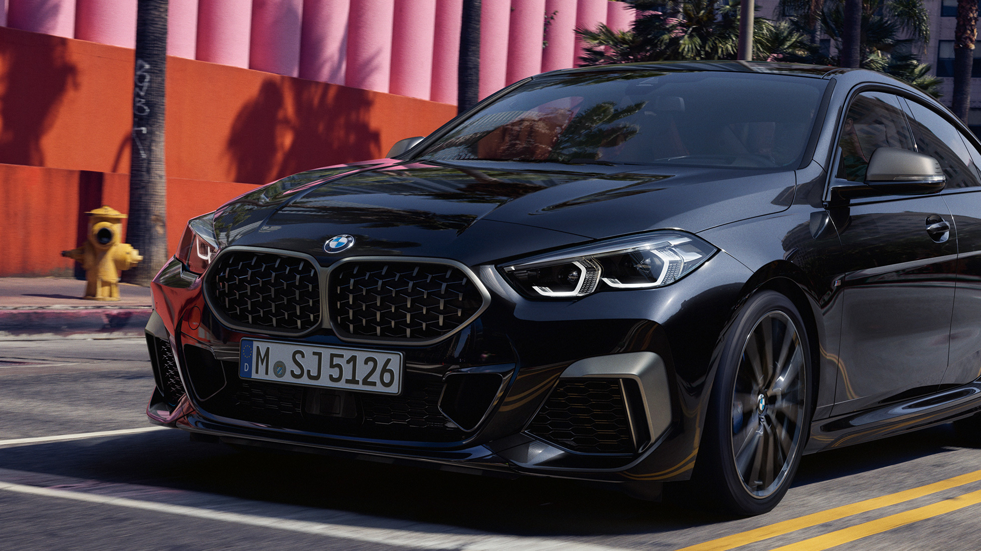 Dizajn prednje strane modela BMW M235i xDrive Gran Coupé Dizajn prednje strane BMW M235i xDrive Gran Coupé 2020 Black Sapphire metalizirana F44 tročetvrtinski pogled spreda