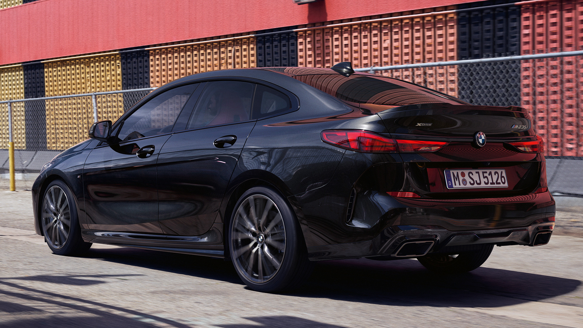 Coupé linija BMW M235i xDrive Gran Coupé Coupé linija BMW M235i xDrive Gran Coupé 2020 Black Sapphire metalizirana F44 tročetvrtinski pogled sa strane.