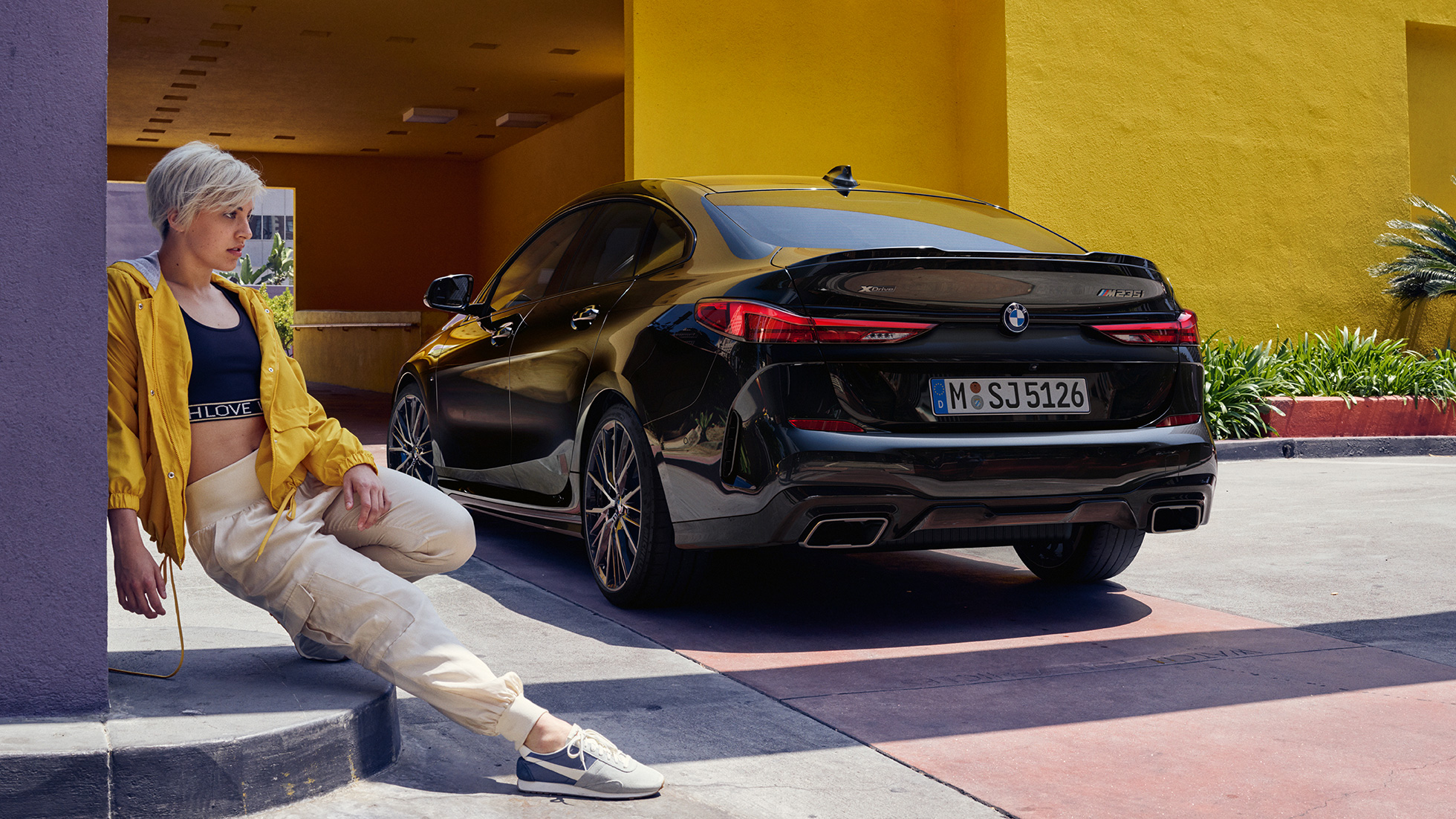 Zadnji deo modela BMW M235i xDrive Gran Coupé Atletski zadnji deo modela BMW M235i xDrive Gran Coupé 2020 Black Sapphire metalizirana F44 tročetvrtinski pogled otpozadi