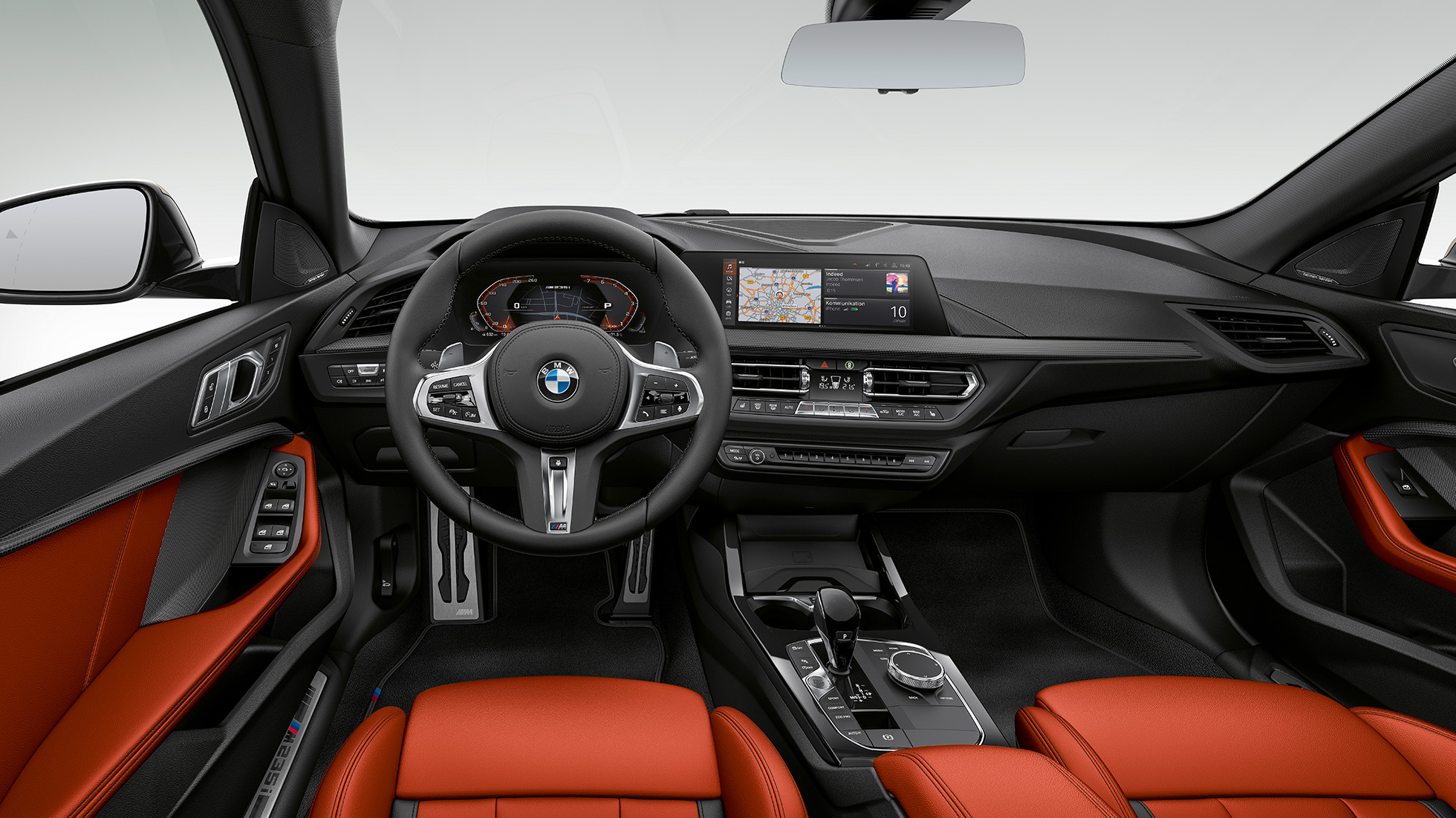 Kabina BMW M235i xDrive Gran Coupé Kabina orijentisana prema vozaču modela BMW M235i xDrive Gran Coupé 2020 F44 enterijer