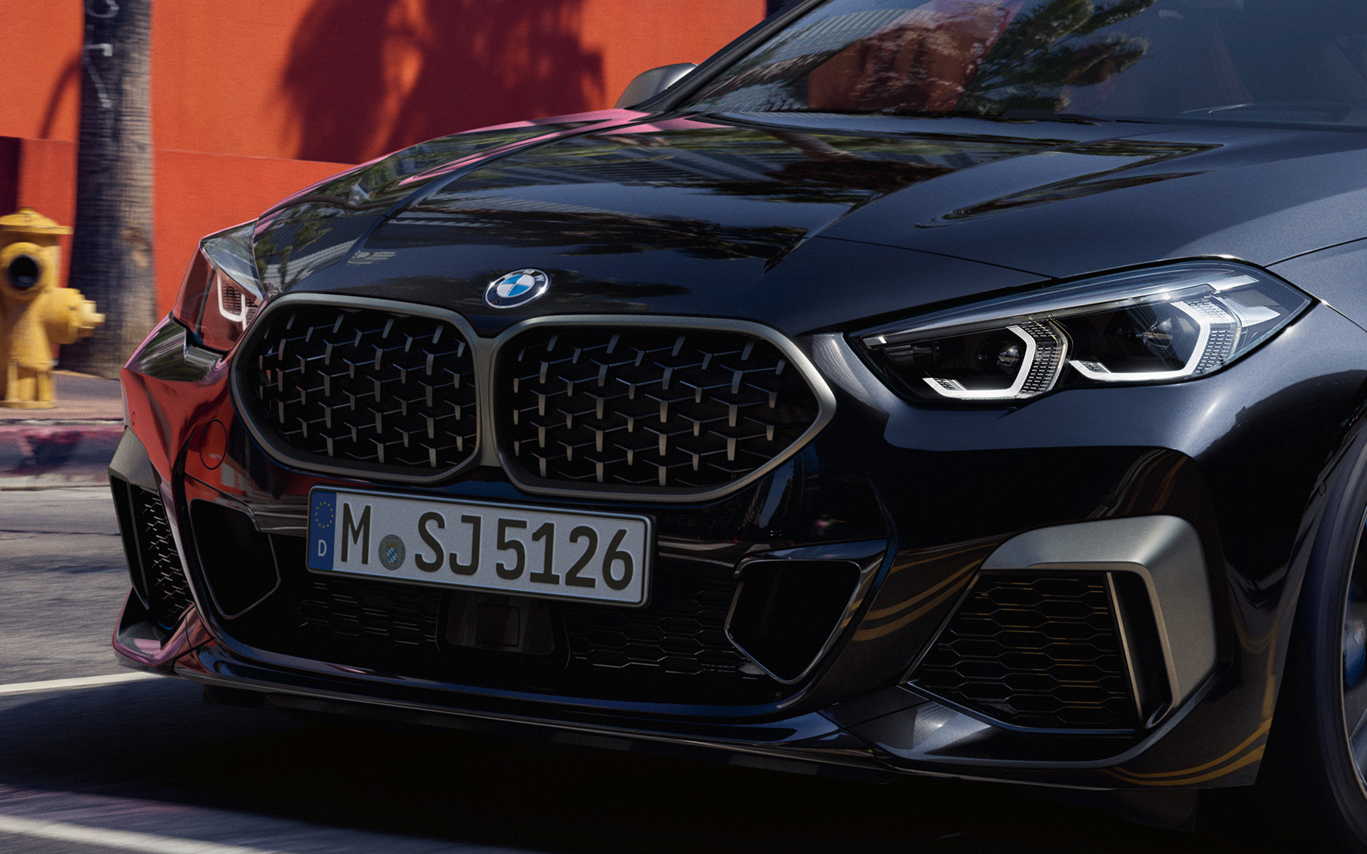 Prednji prikaz BMW M235i xDrive Gran Coupé F44 Prednji dizajn BMW M235i xDrive Gran Coupé F44 2020 Black Sapphire metalik boja tročetvrtinski prednji prikaz