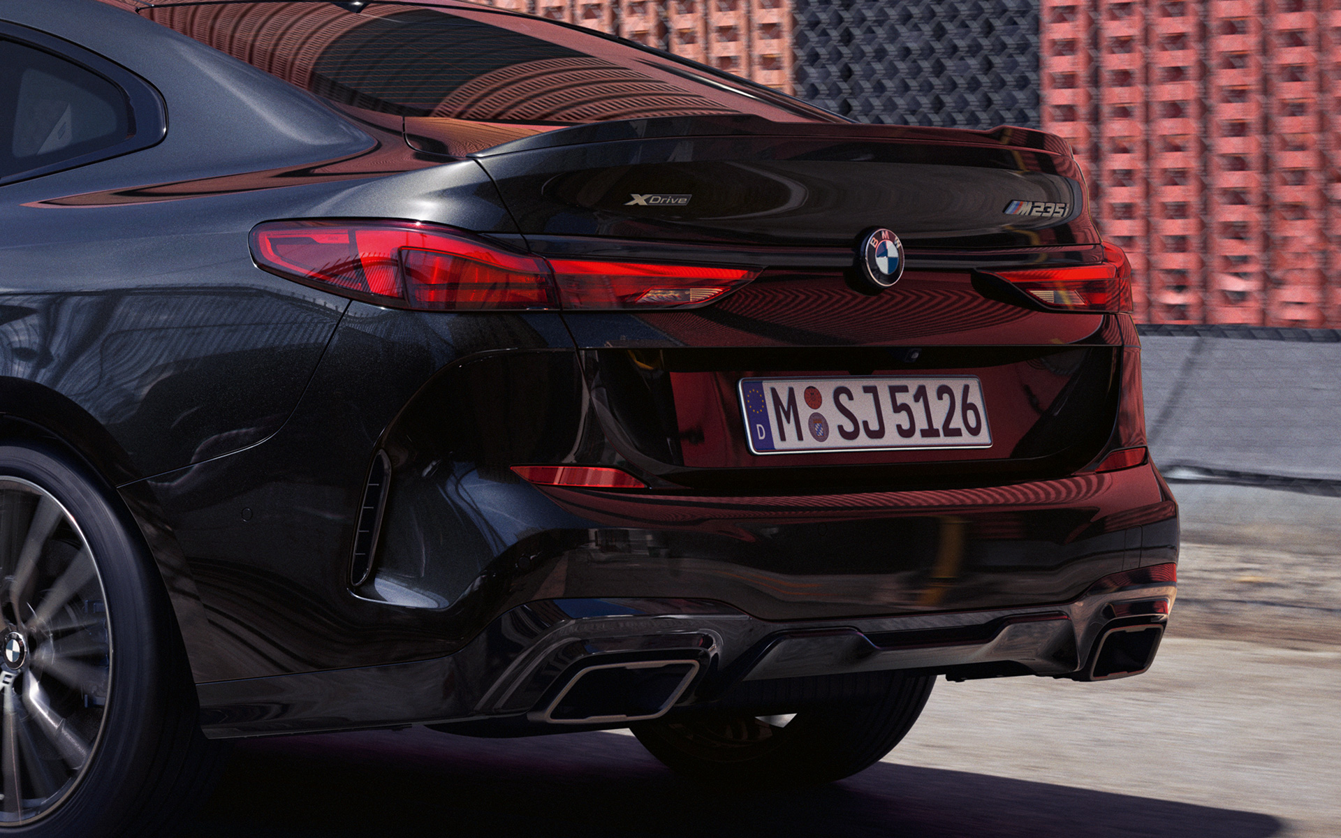 Zadnji deo vozila BMW M235i xDrive Gran Coupé F44 Atletski zadnji deo vozila BMW M235i xDrive Gran Coupé F44 2020 Black Sapphire metalik boja tročetvrtinski zadnji prikaz