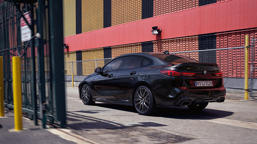 BMW M235i xDrive Gran kupe F44 tehnički podaci BMW M235i xDrive Gran Coupé G42 Black Sapphire metalik boja tročetvrtinski zadnji prikaz vozila u pokretu