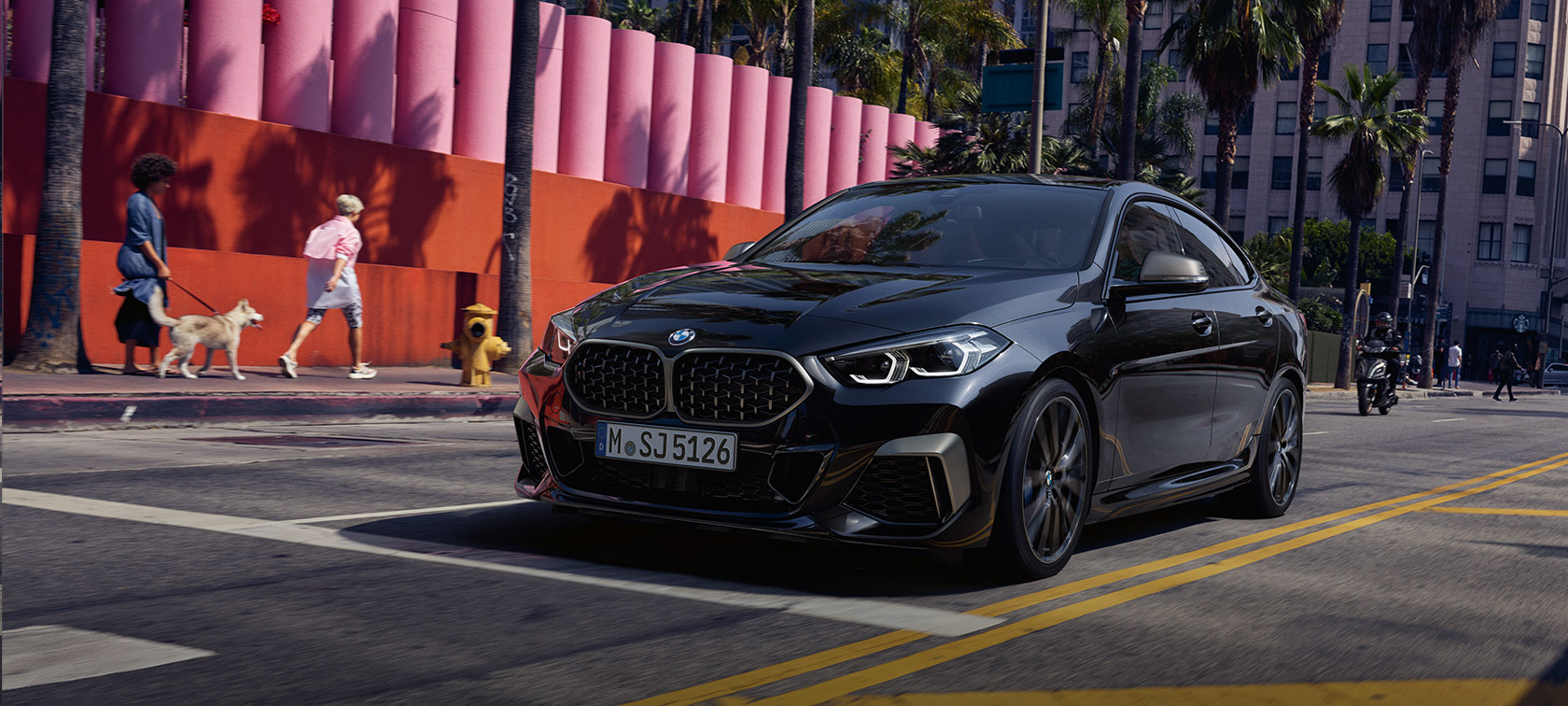 BMW M235i xDrive Gran Coupé F44 2020 Black Sapphire metalik boja tročetvrtinski prednji prikaz