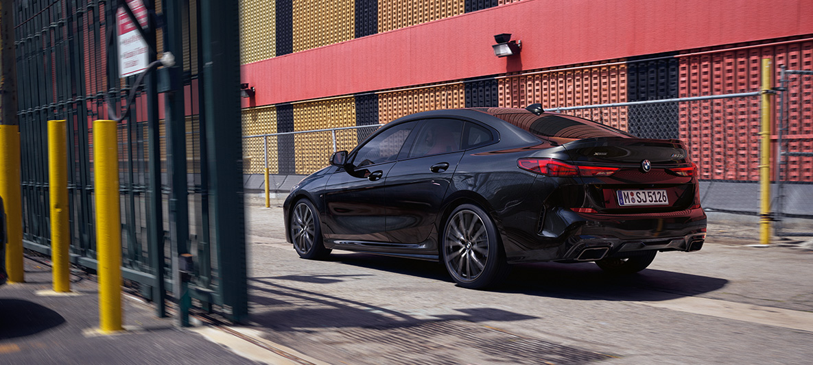 M Performance paket BMW M235i xDrive Gran Coupé F44 M Performance paket BMW M235i xDrive Gran Coupé F44 Black Sapphire metalik boja tročetvrtinski bočni prikaz