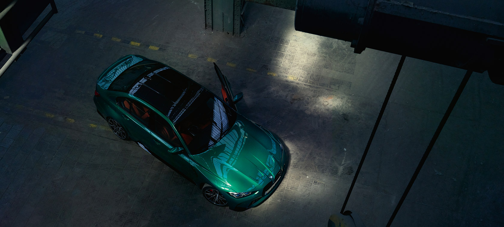 BMW M3 Sedan G80 2020 pogled iz ptičje perspektive s otvorenim vratima BMW M3 Sedan G80 2020 Isle of Man Green metalizirani pogled iz ptičje perspektive s otvorenim vratima