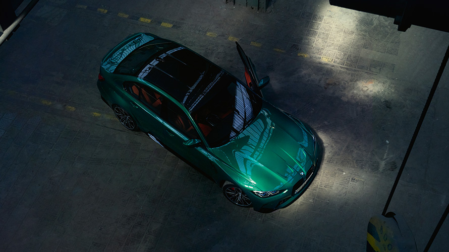BMW M3 Sedan G80 2020 pogled iz ptičje perspektive BMW M3 Sedan G80 2020 Isle of Man Green metalizirani pogledi iz ptičje perspektive na karbonski krov