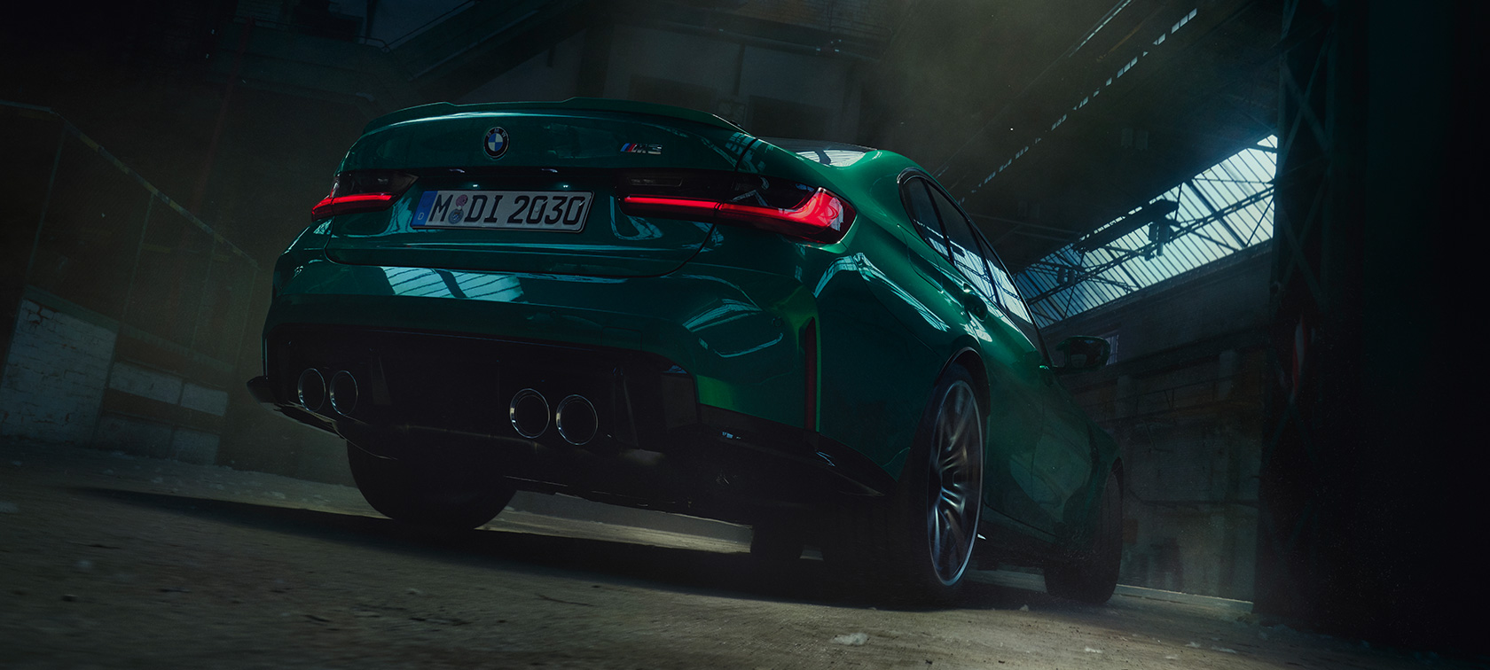 BMW M3 Sedan G80 2020 tročetvrtinski pogled otpozadi iz žablje perspektive BMW M3 Sedan G80 2020 Isle of Man Green metalizirani tročetvrtinski pogled otpozadi iz žablje perspektive