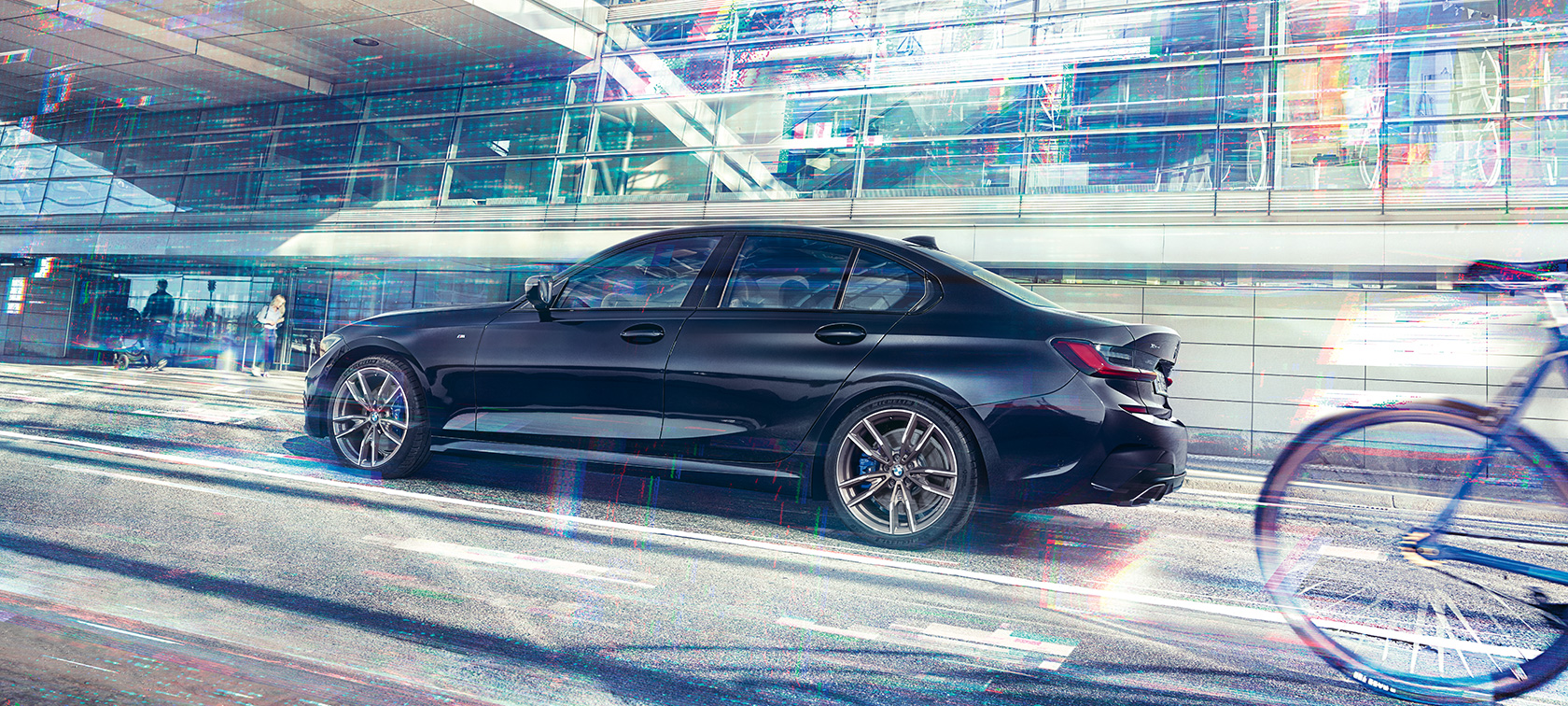 BMW M340i xDrive Sedan G20 2020 pogled sa strane u pokretu BMW M340i xDrive Sedan G20 2020 Sapphire Black metalizirani pogled sa strane u pokretu