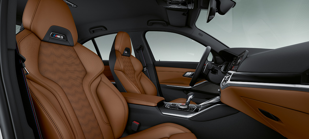 BMW Individual unutrašnje lajsne u finom drvetu BMW M3 Sedan G80 2020 enterijer BMW Individual lajsna u finom drvetu „Fineline“ crna sa srebrnim efektom otvorenih pora BMW M3 Sedan G80 2020 enterijer