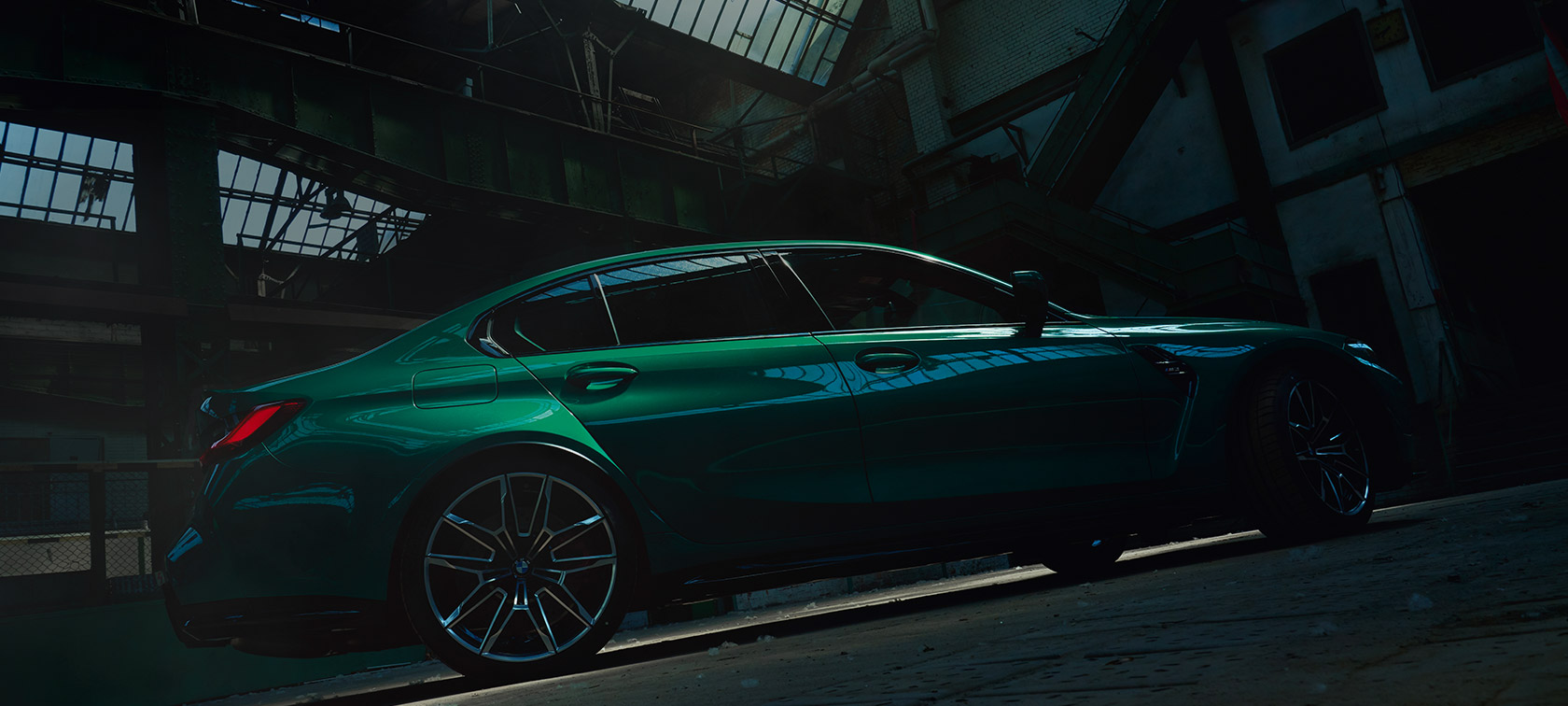 BMW M3 Sedan G80 2020 pogled sa strane iz žablje perspektive BMW M3 Sedan G80 2020 Isle of Man Green metalizirani pogled sa strane iz žablje perspektive