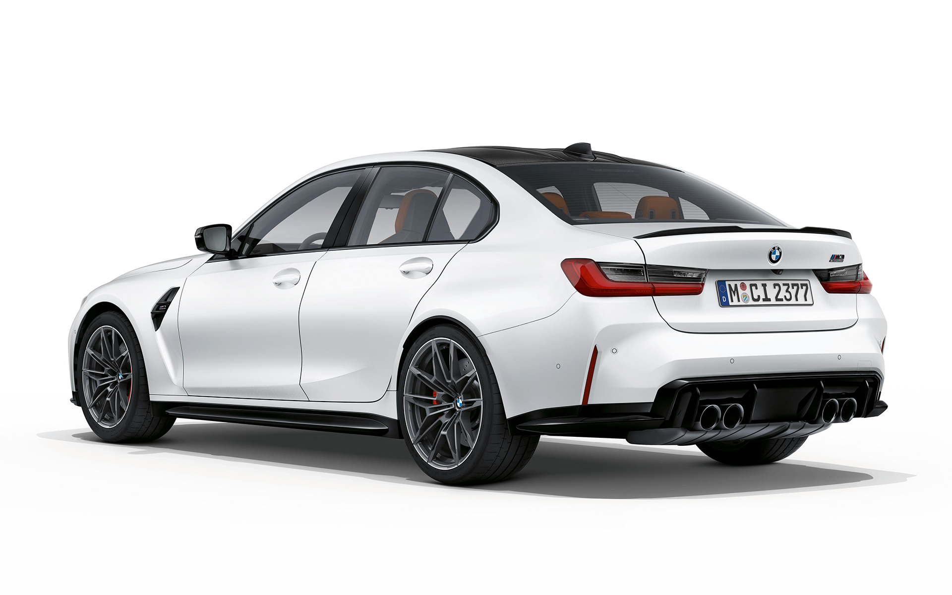 BMW M3 Competition G80 2020 Frozen Brilliant bele metalik boje tročetvrtinski zadnji prikaz