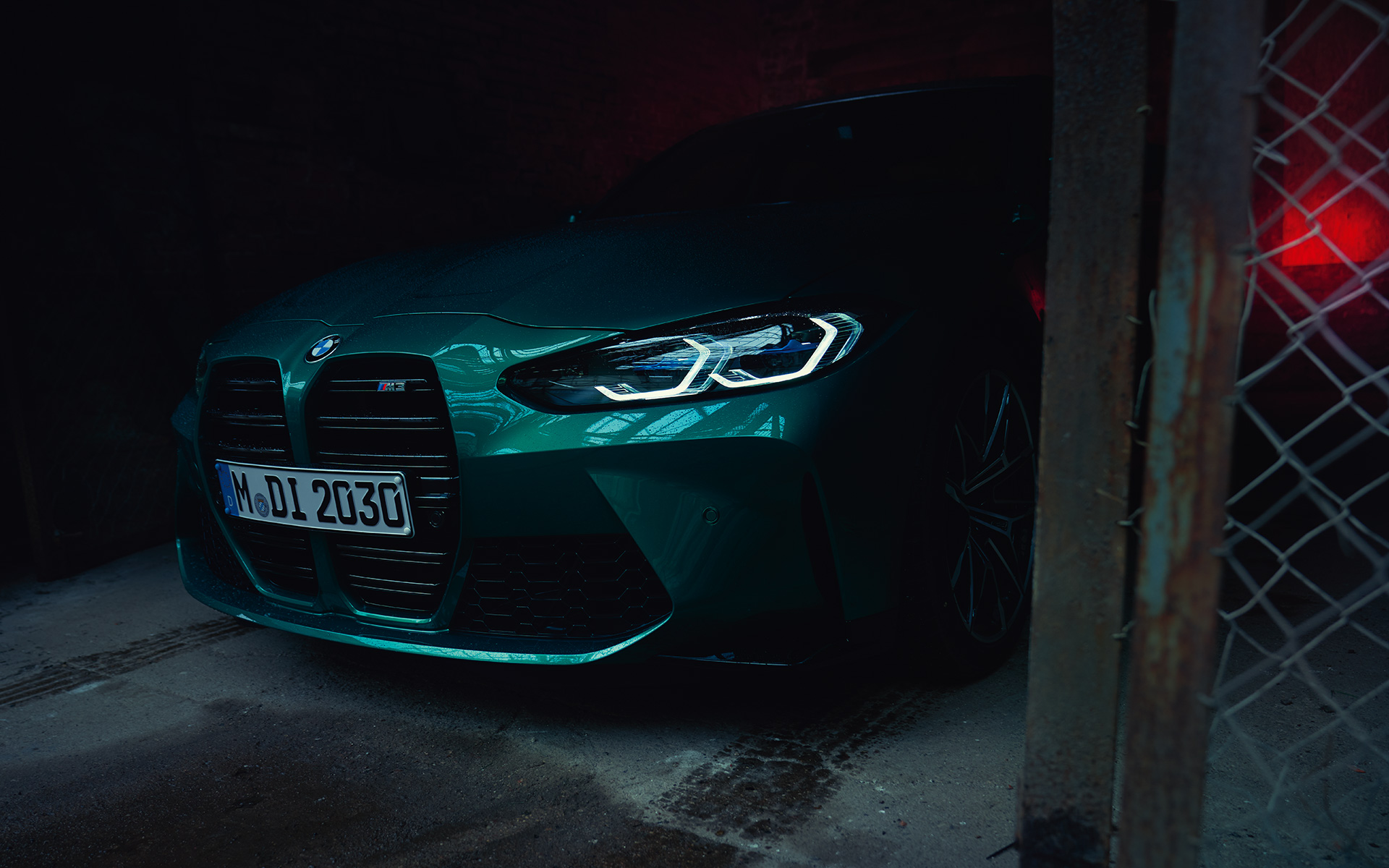 BMW M3 Sedan G80 2020 Isle of Man zelene metalik boje lateralni prednji prikaz