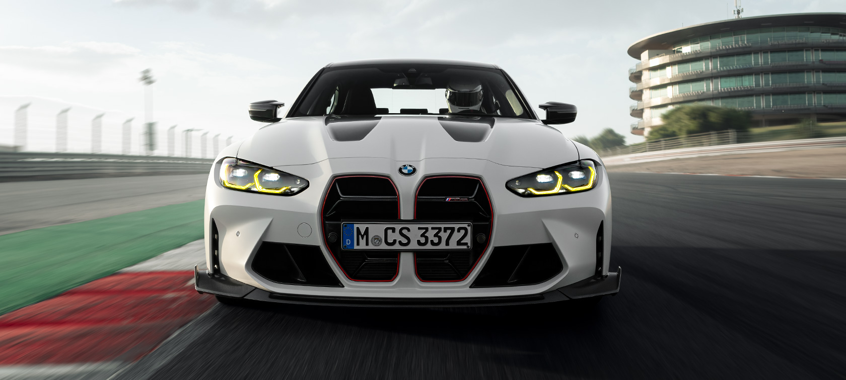 BMW M Performance delovi BMW M3 CS G80 BMW M3 CS G80 BMW M Performance delovi tročetvrtinski prednji prikaz vozila tokom vožnje na trkačkoj stazi