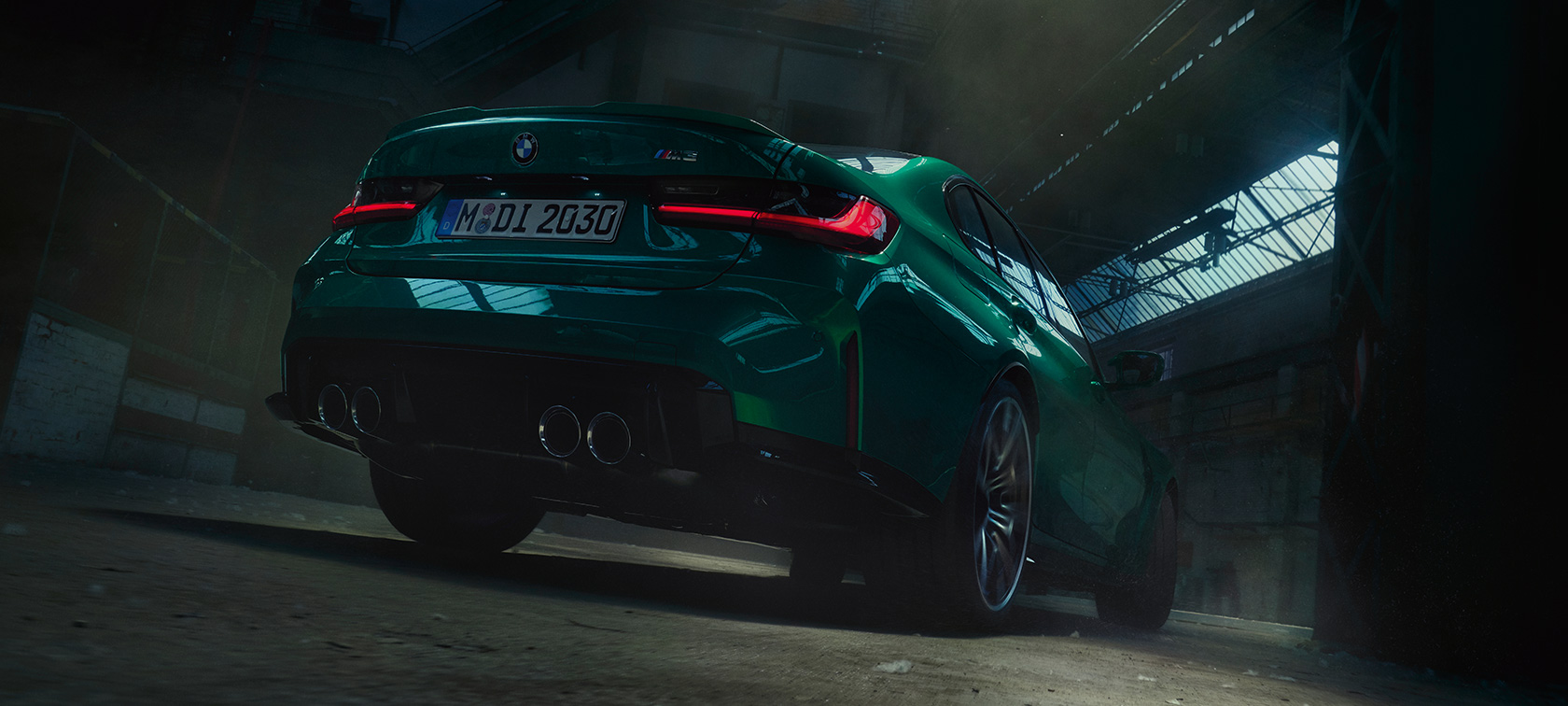 BMW M3 Sedan G80 2020 tročetvrtinski zadnji prikaz vozila odozdo BMW M3 Sedan G80 2020 Isle of Man zelene metalik boje tročetvrtinski zadnji prikaz vozila odozdo