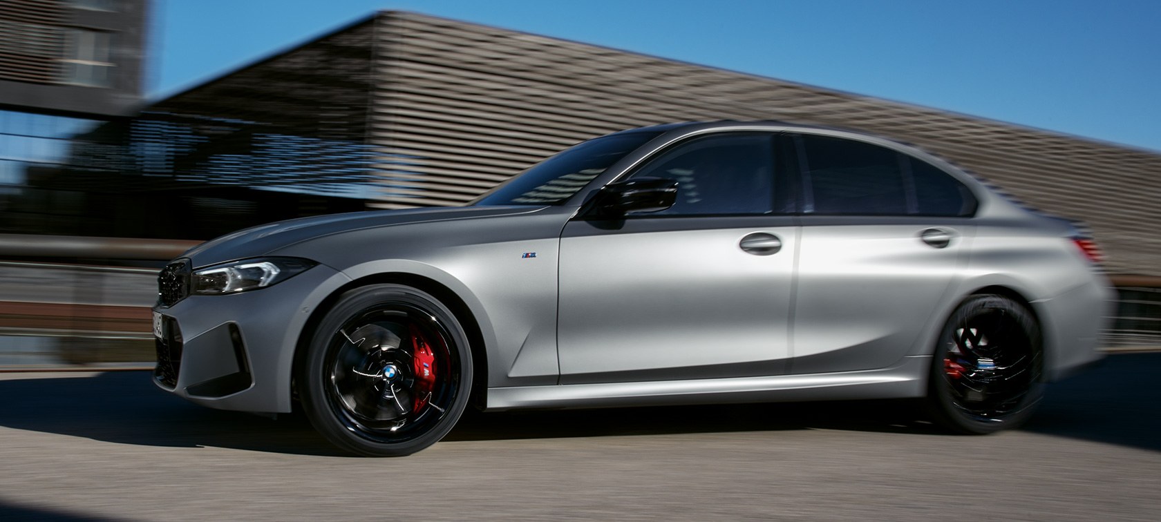 Bočni prikaz BMW M340i xDrive Sedan G20 BMW M340i xDrive Sedan G20 BMW Individual Frozen Pure sive boje bočni prikaz vozila tokom vožnje ulicom