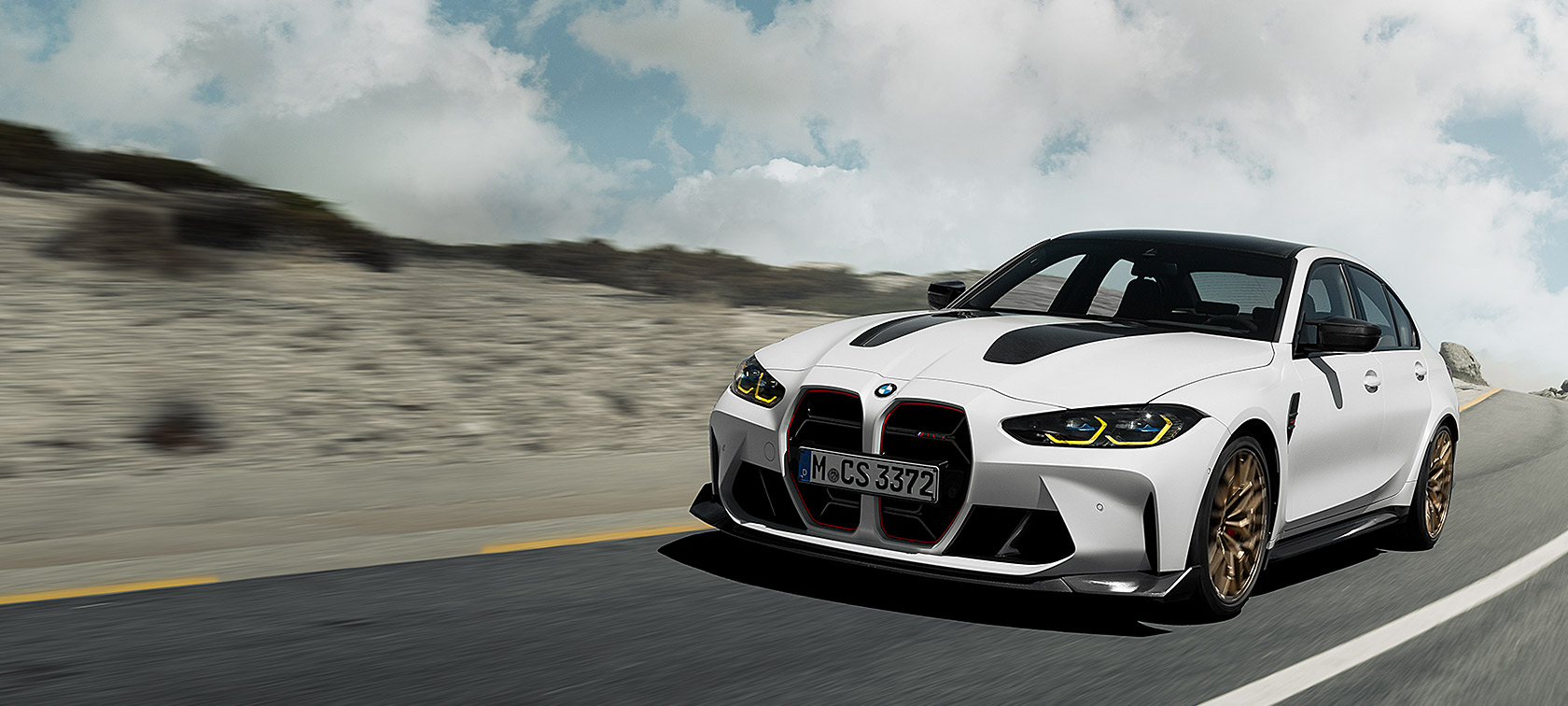 BMW M3 CS G80 tročetvrtinski prikaz vozila tokom vožnje na trkačkoj stazi
