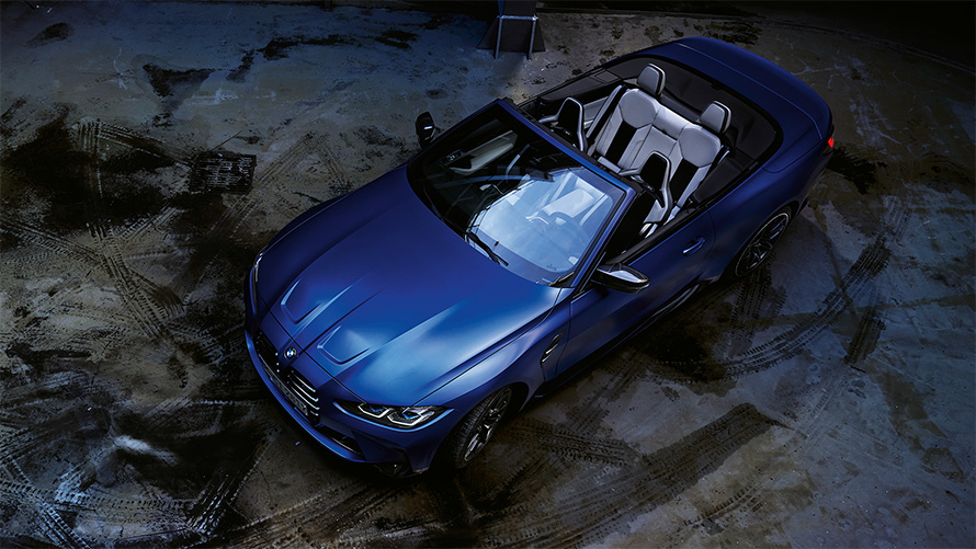 BMW M4 Competition kabriolet sa M xDrive-om G83 2021 BMW Individual Frozen Portimao plava metalik boja ptičija perspektiva vozila sa otvorenim mekim krovom BMW M4 Competition kabriolet sa M xDrive-om G83 2021 BMW Individual Frozen Portimao plava metalik boja ptičija perspektiva vozila sa otvorenim mekim krovom