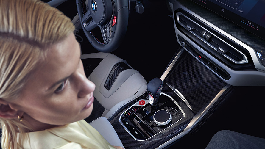 BMW M4 Competition kabriolet sa M xDrive-om G83 2021 unutrašnjost 2021 centralna konzola BMW M4 Competition kabriolet sa M xDrive-om G83 2021 centralna konzola i žena u saputničkom sedištu
